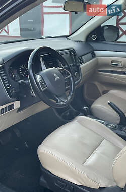 Внедорожник / Кроссовер Mitsubishi Outlander 2013 в 