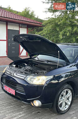 Внедорожник / Кроссовер Mitsubishi Outlander 2013 в 