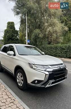 Внедорожник / Кроссовер Mitsubishi Outlander 2021 в 