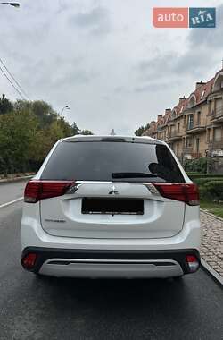 Внедорожник / Кроссовер Mitsubishi Outlander 2021 в 