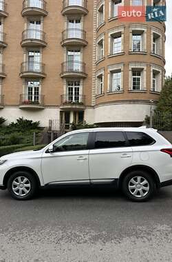 Внедорожник / Кроссовер Mitsubishi Outlander 2021 в 
