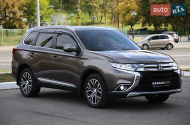 Внедорожник / Кроссовер Mitsubishi Outlander 2015 в 