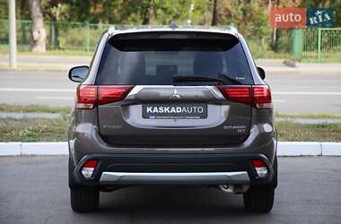 Внедорожник / Кроссовер Mitsubishi Outlander 2015 в 