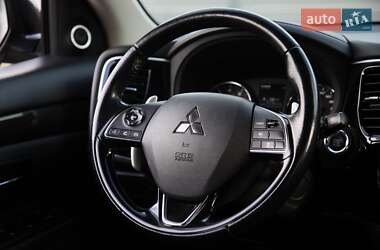 Внедорожник / Кроссовер Mitsubishi Outlander 2015 в 