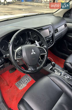 Внедорожник / Кроссовер Mitsubishi Outlander 2013 в 