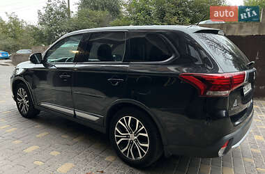 Внедорожник / Кроссовер Mitsubishi Outlander 2015 в 