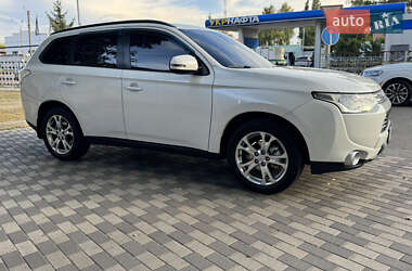 Внедорожник / Кроссовер Mitsubishi Outlander 2013 в 