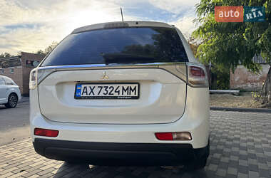 Внедорожник / Кроссовер Mitsubishi Outlander 2013 в 
