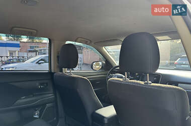 Внедорожник / Кроссовер Mitsubishi Outlander 2013 в 