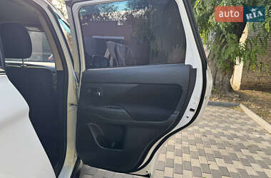 Внедорожник / Кроссовер Mitsubishi Outlander 2013 в 
