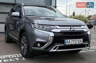 Внедорожник / Кроссовер Mitsubishi Outlander 2021 в 