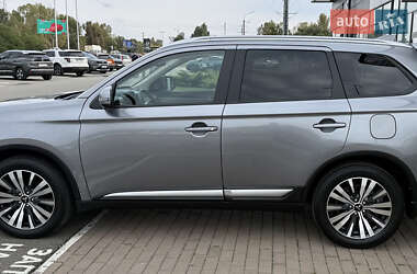 Внедорожник / Кроссовер Mitsubishi Outlander 2021 в 