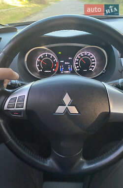 Внедорожник / Кроссовер Mitsubishi Outlander 2012 в 