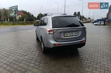 Внедорожник / Кроссовер Mitsubishi Outlander 2013 в 