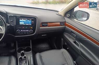 Внедорожник / Кроссовер Mitsubishi Outlander 2013 в 
