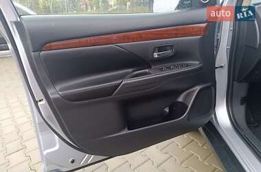 Внедорожник / Кроссовер Mitsubishi Outlander 2013 в 