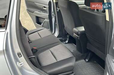 Внедорожник / Кроссовер Mitsubishi Outlander 2012 в 