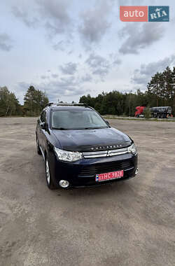 Внедорожник / Кроссовер Mitsubishi Outlander 2013 в 