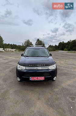 Внедорожник / Кроссовер Mitsubishi Outlander 2013 в 
