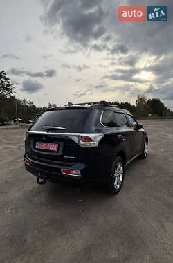 Внедорожник / Кроссовер Mitsubishi Outlander 2013 в 