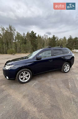 Внедорожник / Кроссовер Mitsubishi Outlander 2013 в 