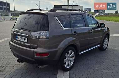 Внедорожник / Кроссовер Mitsubishi Outlander 2011 в 