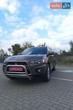 Внедорожник / Кроссовер Mitsubishi Outlander 2011 в 