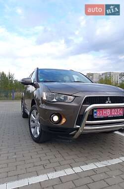 Внедорожник / Кроссовер Mitsubishi Outlander 2011 в 