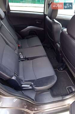 Внедорожник / Кроссовер Mitsubishi Outlander 2011 в 
