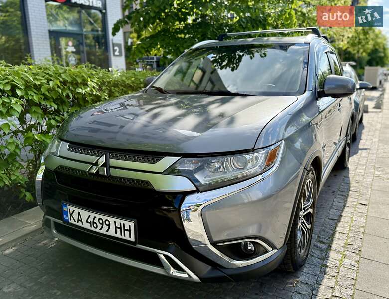 Внедорожник / Кроссовер Mitsubishi Outlander 2017 в 