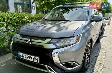 Внедорожник / Кроссовер Mitsubishi Outlander 2017 в 