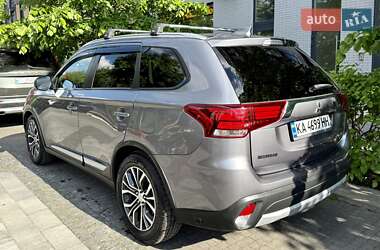 Внедорожник / Кроссовер Mitsubishi Outlander 2017 в 