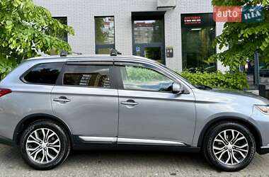 Внедорожник / Кроссовер Mitsubishi Outlander 2017 в 