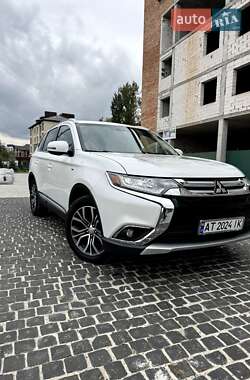 Внедорожник / Кроссовер Mitsubishi Outlander 2016 в 