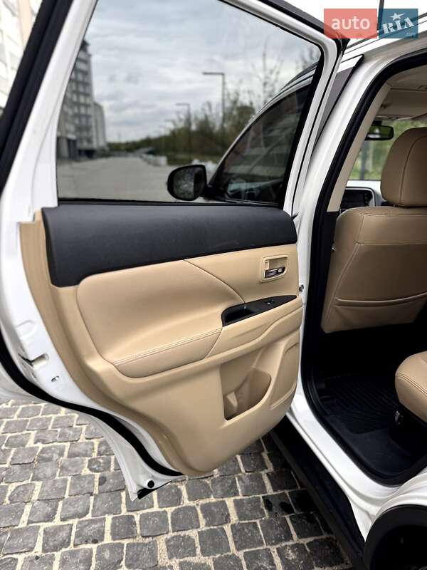 Позашляховик / Кросовер Mitsubishi Outlander 2016 в Івано-Франківську