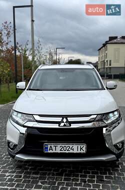 Внедорожник / Кроссовер Mitsubishi Outlander 2016 в 