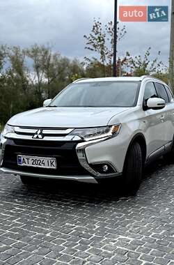 Внедорожник / Кроссовер Mitsubishi Outlander 2016 в 