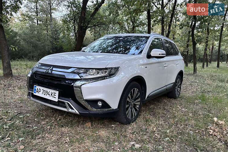 Внедорожник / Кроссовер Mitsubishi Outlander 2015 в Киеве