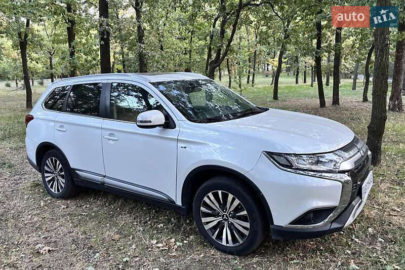 Внедорожник / Кроссовер Mitsubishi Outlander 2015 в Киеве