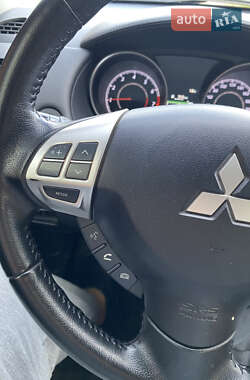Внедорожник / Кроссовер Mitsubishi Outlander 2012 в 
