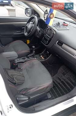 Внедорожник / Кроссовер Mitsubishi Outlander 2013 в 