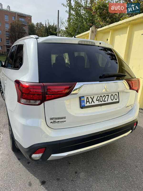 Позашляховик / Кросовер Mitsubishi Outlander 2016 в Харкові