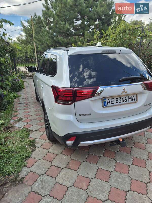 Внедорожник / Кроссовер Mitsubishi Outlander 2015 в Томаковке
