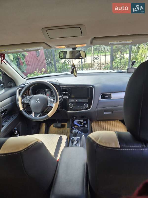 Внедорожник / Кроссовер Mitsubishi Outlander 2015 в Томаковке