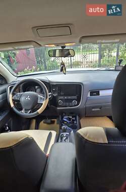 Внедорожник / Кроссовер Mitsubishi Outlander 2015 в 