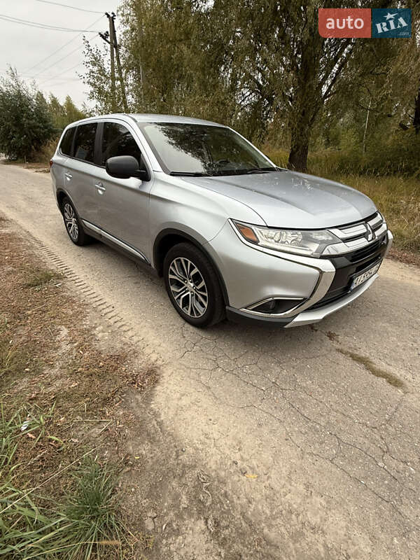 Внедорожник / Кроссовер Mitsubishi Outlander 2017 в Киеве