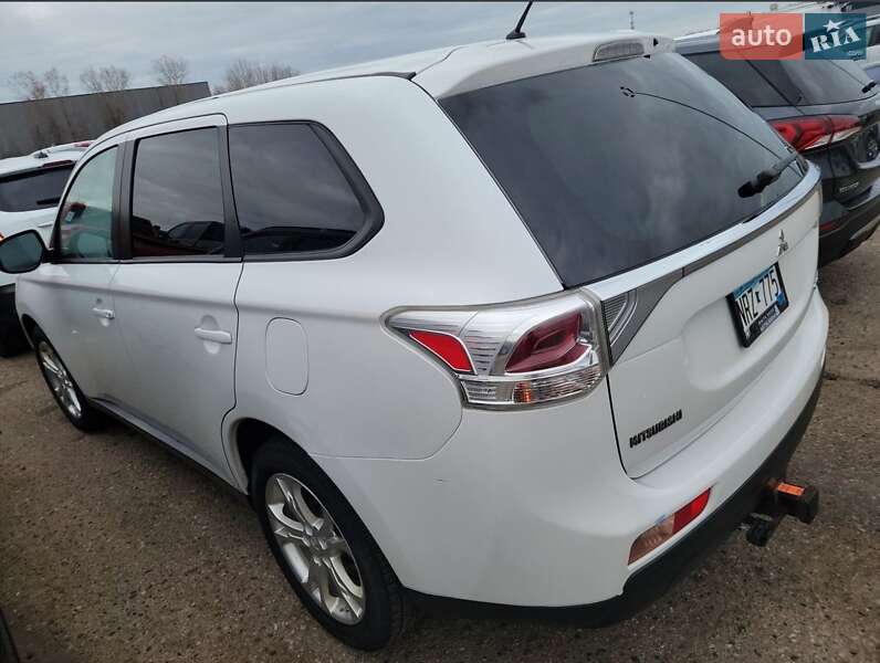 Внедорожник / Кроссовер Mitsubishi Outlander 2014 в Черновцах