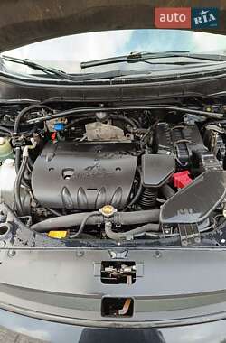 Внедорожник / Кроссовер Mitsubishi Outlander 2011 в 