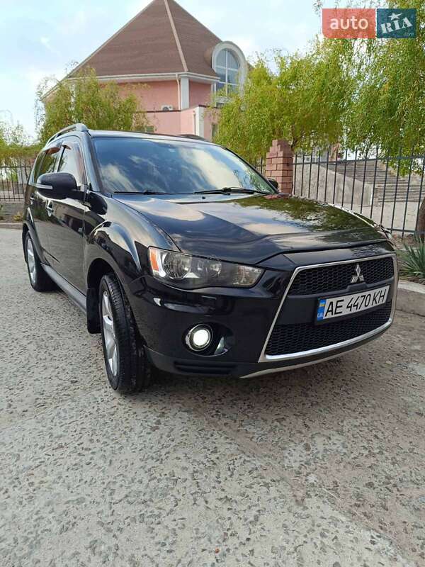 Внедорожник / Кроссовер Mitsubishi Outlander 2011 в Каменском
