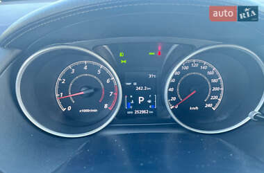Внедорожник / Кроссовер Mitsubishi Outlander 2010 в 